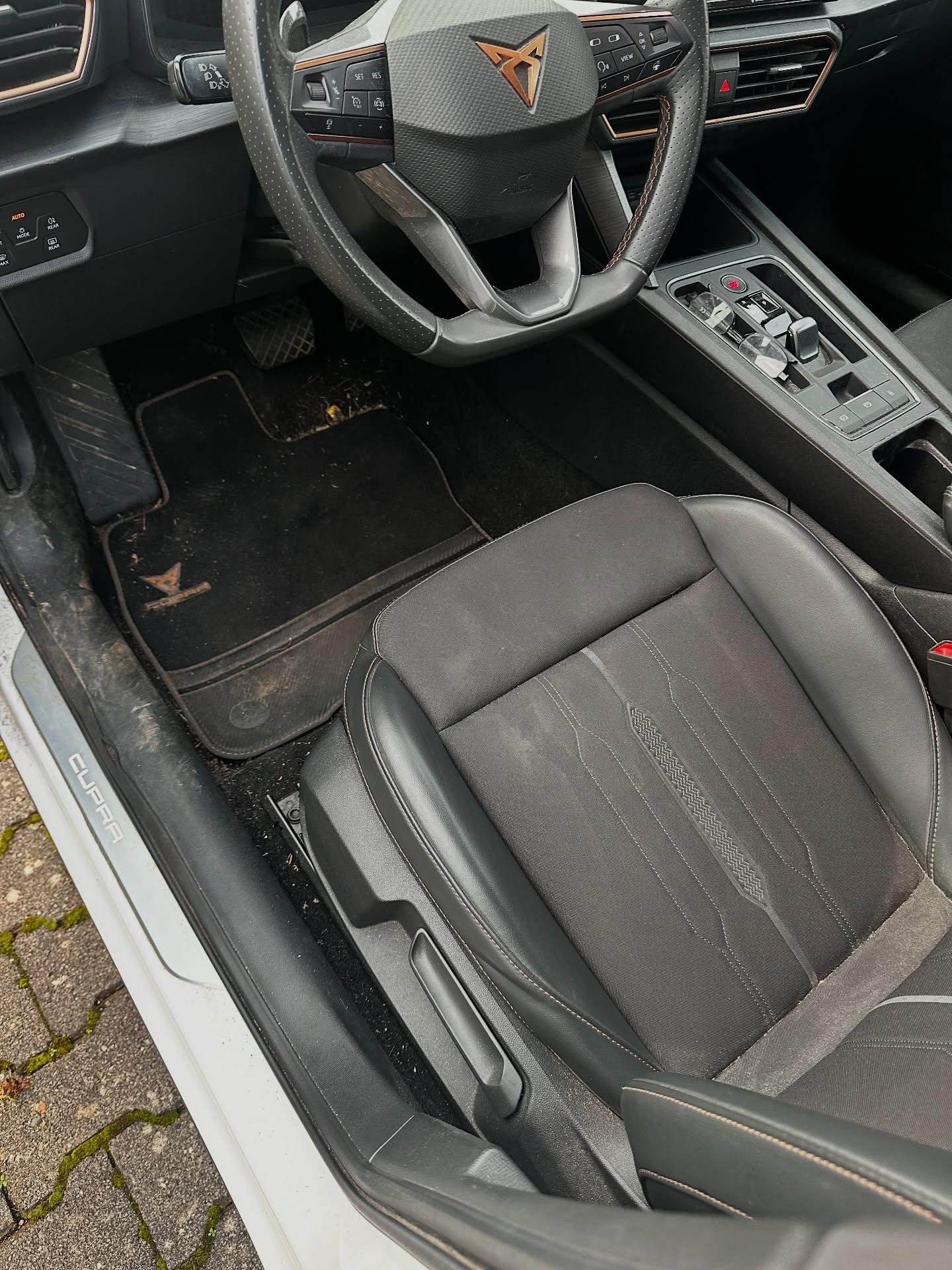 Innenraum eines CUPRA vor der Aufbereitung bei MM-Carservice in Nohfelden