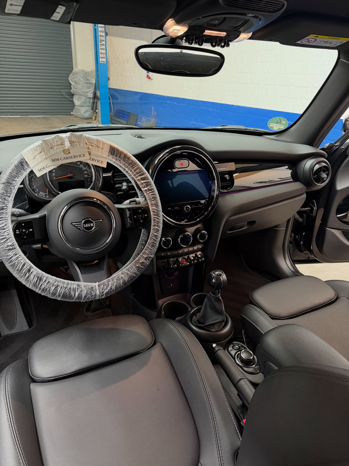 Innenraum eines MINI nach der Aufbereitung bei MM-Carservice in Nohfelden